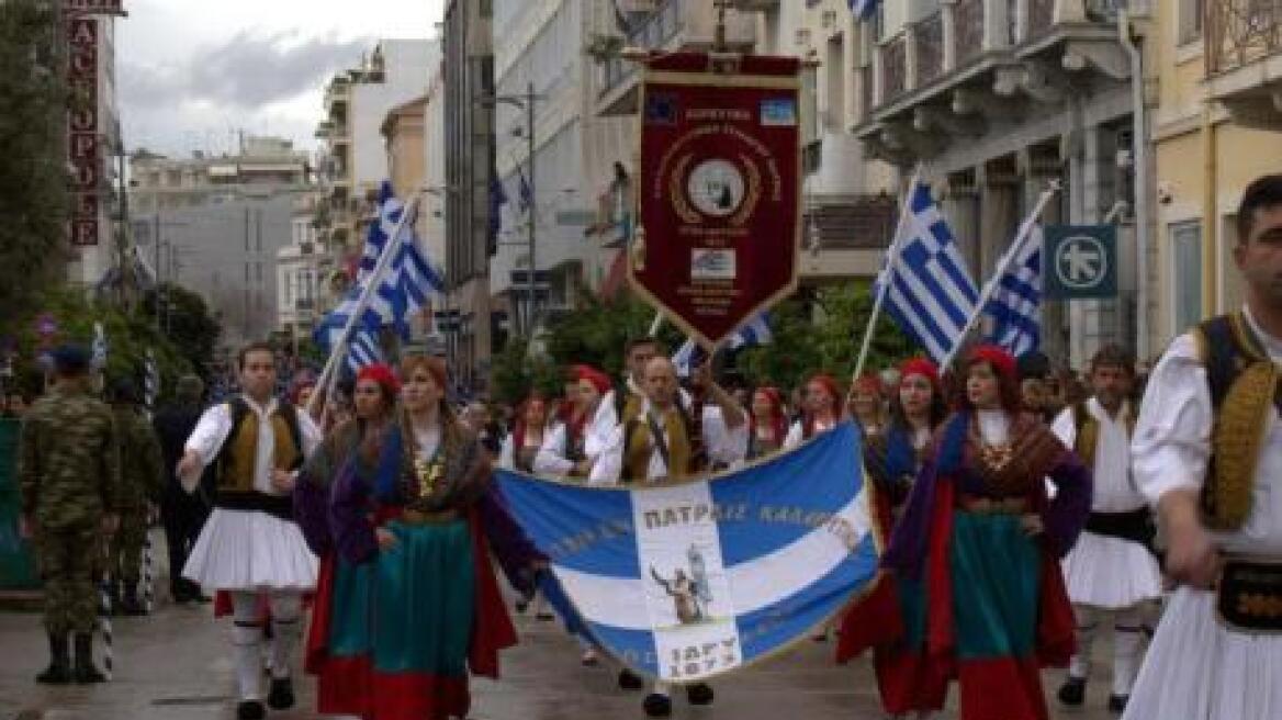  Άγνωστοι δράστες έκαψαν ελληνικές σημαίες στην Πάτρα 